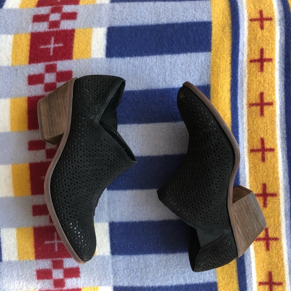 Like New! Vince Camuto Black Leather Cut Out ankle Booties Size 8.5/39 - Picture 4 of 11